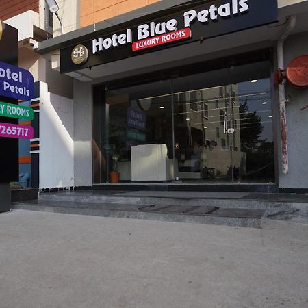 Hotel Blue Petals 샴샤바드 외부 사진
